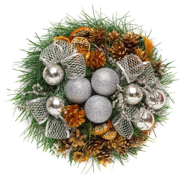 圣诞花环 银球和冷杉枝 白色背景隔离 新年装饰品 顶级观景 — 图库照片