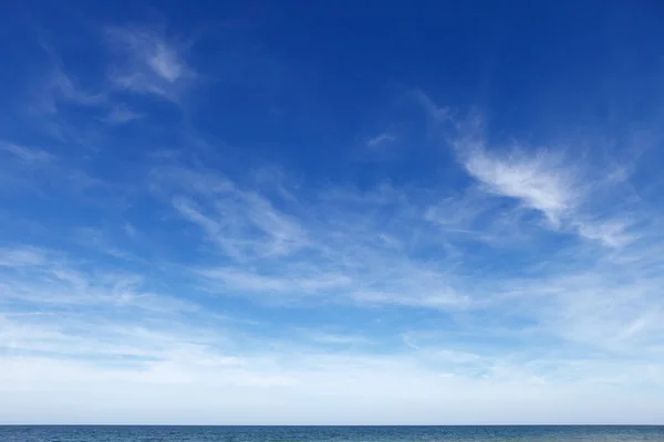 Beau Ciel Bleu Avec Des Nuages Cirrus Sur Mer Skyline — Photo