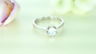 Güzel Beyaz Altın Elmas Yüzük Taşlarla döşenmiş