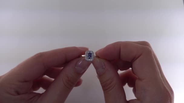 Belo anel de safira de ouro branco pavimentado com pedras — Vídeo de Stock