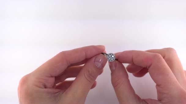 Belle bague en or rhodium noir pavée de pierres — Video