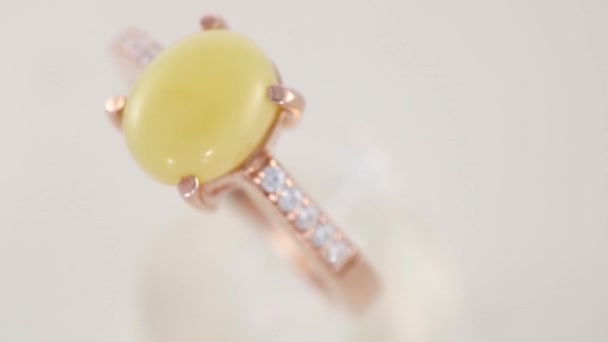 Желтое кольцо с камнями из белой розы — стоковое видео