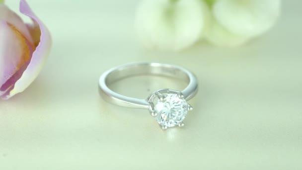 Όμορφο λευκό χρυσό δαχτυλίδι διαμάντι στρωμένο με πέτρες — Αρχείο Βίντεο
