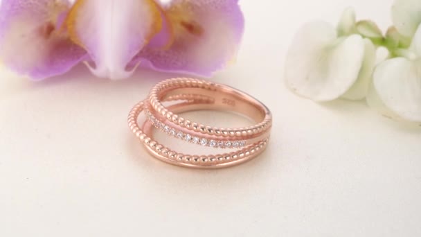 Bellissimo anello di diamanti in oro rosa pavimentato con pietre — Video Stock