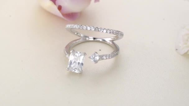 Όμορφο λευκό χρυσό δαχτυλίδι διαμάντι στρωμένο με πέτρες — Αρχείο Βίντεο