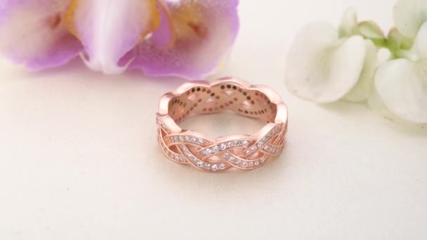 Hermoso anillo de diamantes de la eternidad de oro rosa pavimentado con piedras — Vídeo de stock