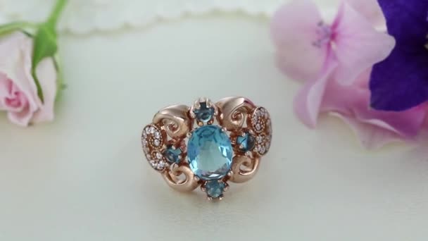 Красивое кольцо из розового золота, вымощенное камнями — стоковое видео