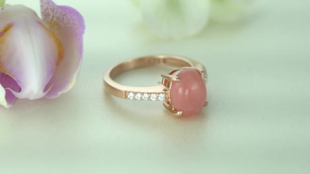 Hermoso anillo de diamantes Solitair de oro rosa pavimentado con piedras — Vídeos de Stock