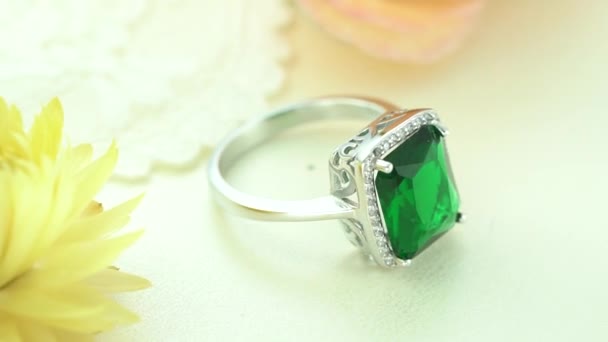 Красивое белое золотое нимб зеленое кольцо, вымощенное камнями — стоковое видео