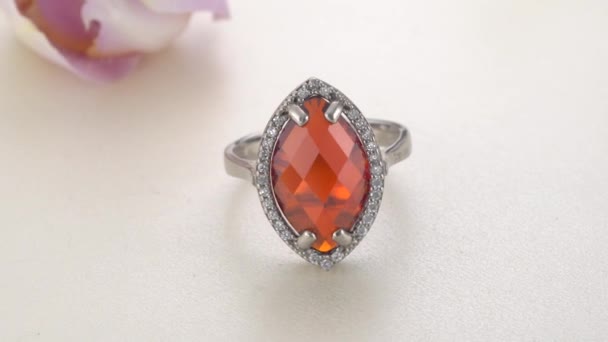 Hermoso anillo de diamantes ovalado rojo halo de oro blanco pavimentado con piedras — Vídeos de Stock
