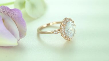 Güzel Rose Gold Halo Elmas Yüzüğü Taşlarla süslenmiş