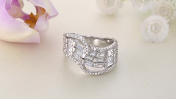 Hermoso anillo de diamantes de oro blanco pavimentado con piedras — Vídeos de Stock