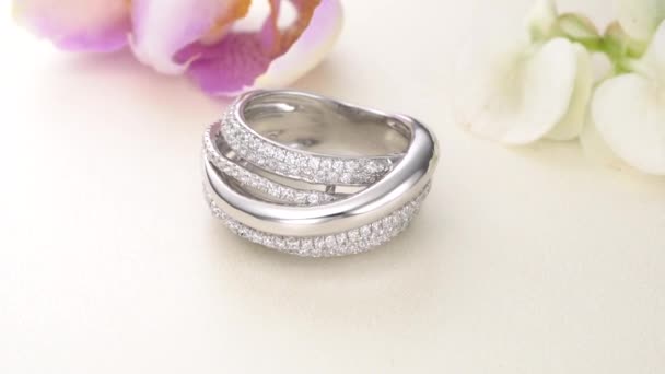 美しいホワイトゴールドダイヤモンドリングは石で舗装 — ストック動画