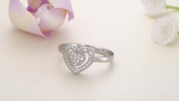 Hermoso anillo de diamantes de oro blanco pavimentado con piedras — Vídeos de Stock