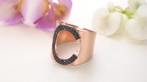 Hermoso anillo de diamantes de oro rosa pavimentado con piedras — Vídeos de Stock