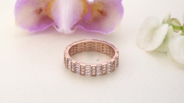 Hermoso anillo de diamantes de oro rosa pavimentado con piedras — Vídeos de Stock