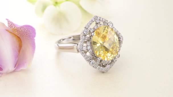 Bellissimo anello in oro bianco Halo YellowDiamond pavimentato con pietre — Video Stock