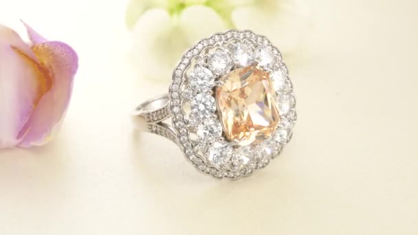 Belle bague diamant en or blanc pavée de pierres — Video