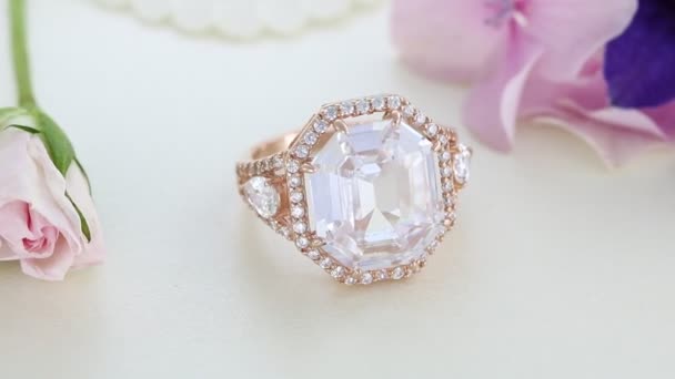 Hermoso anillo de diamantes de halo de oro rosa pavimentado con piedras — Vídeos de Stock