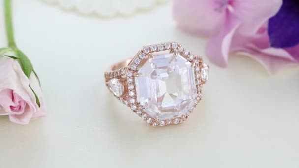 Vacker Rose Gold Halo diamantring belagd med stenar — Stockvideo