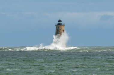 Maine dev dalga çevreler taş deniz feneri.