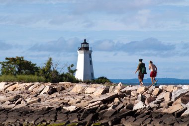 İki genç yürüyüşçü İskelesi Bridgeport, Connecticut'taki Black Rock Harbor deniz feneri doğru yürüyorduk. Yaz sezonunda pek çok ziyaretçi tarafından zevk bir popüler Park.