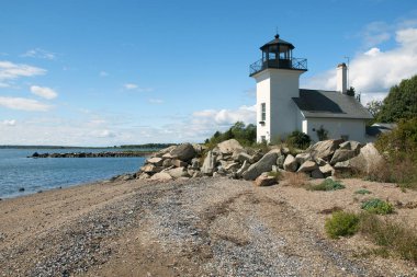 Bristol feribot deniz feneri gelgit Narragansett Bay Rhode Island dirileceğiyle bekçileri korumak için büyük kayalar ile çevrilidir. Plaj alanı düşük gelgit açık kabukları ile kaplıdır.