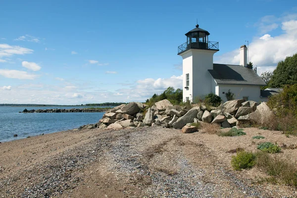 Bristol feribot deniz feneri gelgit Narragansett Bay Rhode Island dirileceğiyle bekçileri korumak için büyük kayalar ile çevrilidir. Plaj alanı düşük gelgit açık kabukları ile kaplıdır.