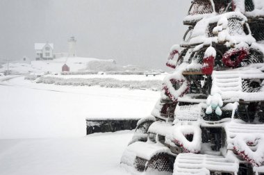 Tatil ıstakoz tuzağı ağacın yanında Nubble deniz feneri sahil boyunca geçinmek o balıkçılar onurlandırmak için kar kaplı.