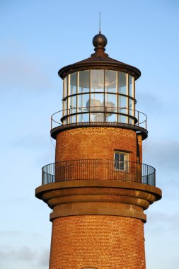 Massachusetts 'teki Marthas Vineyard adasındaki Aquinnah deniz fenerinin eşsiz tuğla kulesi. Gay far olarak da bilinir, turistler için popüler bir cazibedir..