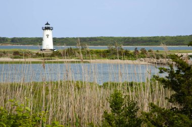 Edgartown 'daki deniz feneri Masachusetts' teki Marthas Vineyard adasında sıcak bir yaz günü New England 'da.