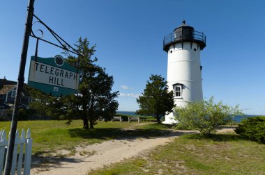 Doğu Chop deniz feneri kulesi, Caisson Metal inşaatı ile, Marthas Vineyard Körfezi 'ne bakan ünlü Telegraph Tepesi' nin üzerinde yer alır..