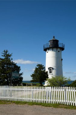 Tarihi adanın deniz feneri, East Chop ışığı, Telegraph Tepesi 'nin tepesinde oturuyor Marthas Vineyard adasındaki okyanusa bakan Massachusetts' te güneşli bir yaz gününde.