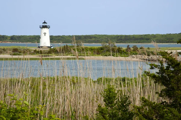 Edgartown 'daki deniz feneri Masachusetts' teki Marthas Vineyard adasında sıcak bir yaz günü New England 'da.