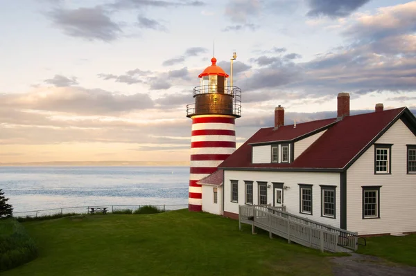 Batı Quoddy kafa feneri, onun kırmızı ve beyaz çizgili günbatımında şeker kamışı ışık aşağı doğu Maine, New England'olarak anılacaktır. Beacon, Amerika'nın en doğudaki nokta yer almaktadır.