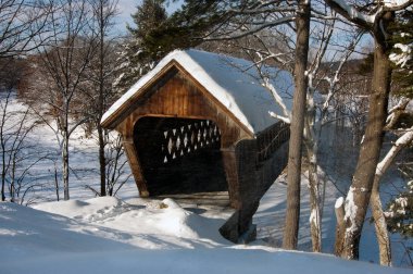 Kar Henniker kapalı köprü New Hampshire'da çevresinde rüzgar esiyor