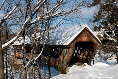 Ahşap Henniker kapalı köprü New Hampshire'da kar yağışı sonra. 