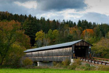 New England sonbahar aylarında otantik ahşap kaplı köprü.