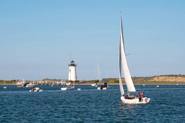 Marthas Vineyard Adası 'ndaki Edgartown deniz fenerinin yanında ılık bir yaz gününde yelken açıyoruz..