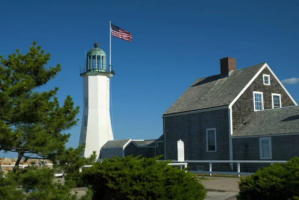 隣接する飼育員のいるマサチューセッツ州の灯台 現在は博物館 ユニークな塔と建物は 国で最も古い完全なオリジナルの組み合わせです — ストック写真