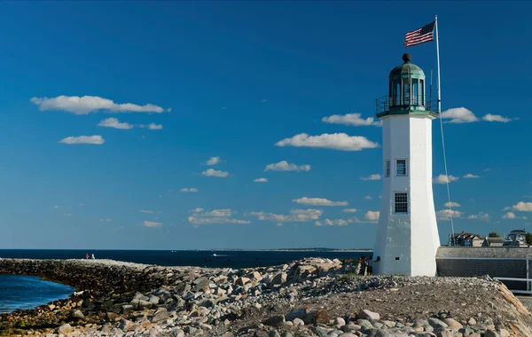 マサチューセッツ州の防波堤を見下ろす港灯台 人気の観光スポットで 防波堤をハイキングしたりリラックスしたりするのに人気の場所です ストック写真