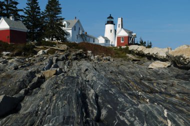 Pemaquid Point deniz feneri, Maine sahiline gelen ziyaretçilerin en sevdiği yerlerden biri olan kıyıdan yükselen eşsiz başkalaşmış kaya oluşumlarının üzerinde yer alır.. 