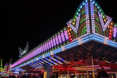 Münih'teki Oktoberfest'te ışıklı çatı, Almanya, 2015
