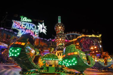 Break dansçı atlıkarınca Oktoberfest, Münih, Almanya, 2015