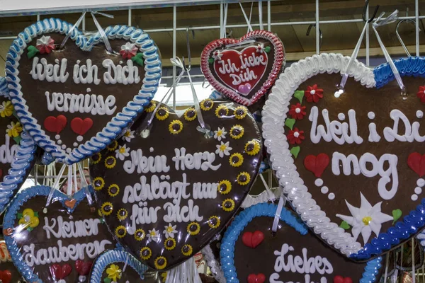 Пряничные сердечки на Theresienwiese в Мюнхене, Германия, 2015 — стоковое фото