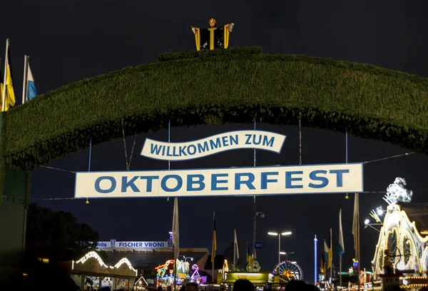 Puerta de entrada principal al recinto ferial Oktoberfest de Munich, Germ — Foto de Stock