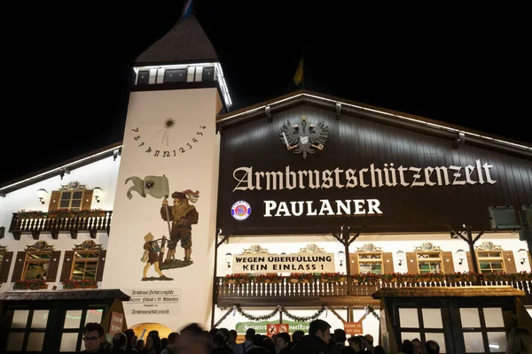 Armbrustschuetzenzelt all'Oktoberfest durante la notte a Monaco di Baviera, Ge — Foto Stock