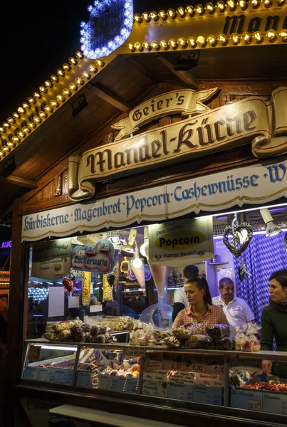 Geier's Mandelkueche op Oktoberfest in München, Duitsland — Stockfoto