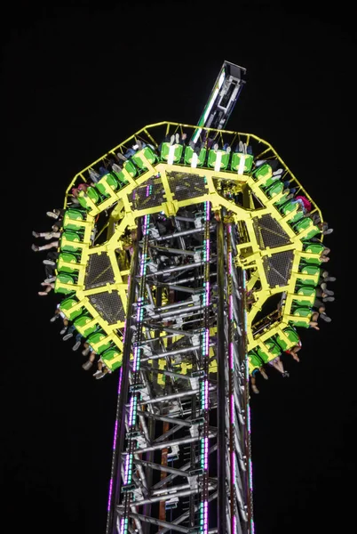 Passeio divertido Skyfall no Oktoberfest em Munique, Alemanha, 2015 — Fotografia de Stock