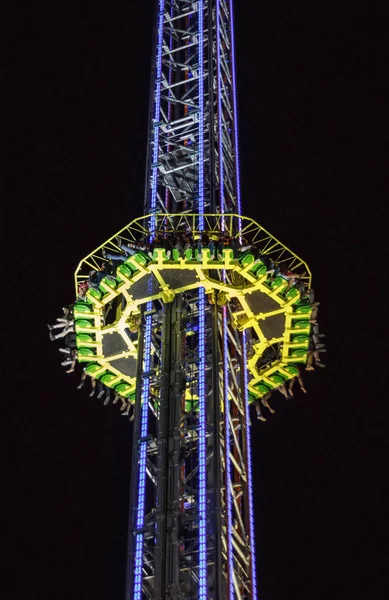 Skyfall leuk rijden op Oktoberfest in München, Duitsland, 2015 — Stockfoto